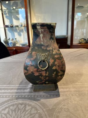 A Chinese archaic bronze vase with 'Taotie' handles, 'fang hu 方壺', Han — photo 2