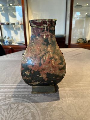 A Chinese archaic bronze vase with 'Taotie' handles, 'fang hu 方壺', Han — photo 3