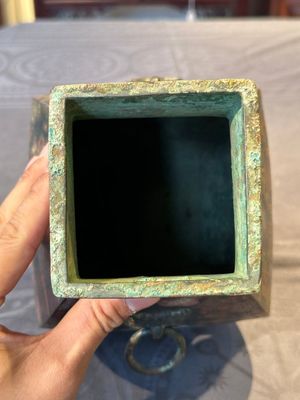 A Chinese archaic bronze vase with 'Taotie' handles, 'fang hu 方壺', Han — photo 5