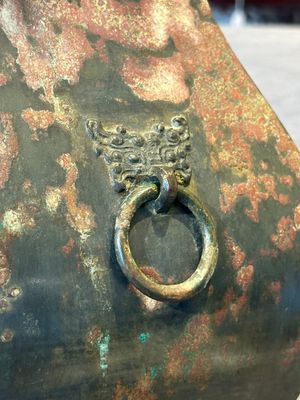 A Chinese archaic bronze vase with 'Taotie' handles, 'fang hu 方壺', Han — photo 7