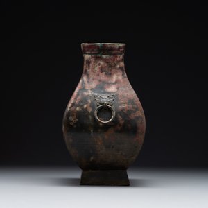 A Chinese archaic bronze vase with 'Taotie' handles, 'fang hu 方壺', Han — photo 3