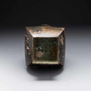 A Chinese archaic bronze vase with 'Taotie' handles, 'fang hu 方壺', Han — photo 7