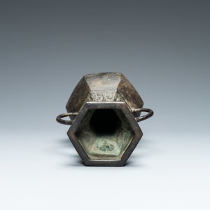 A Chinese archaic bronze vase, Xuande mark, Ming — 照片 5