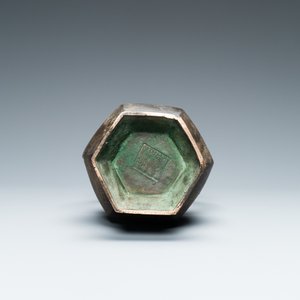 A Chinese archaic bronze vase, Xuande mark, Ming — 照片 6