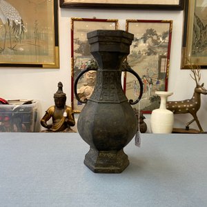 A Chinese archaic bronze vase, Xuande mark, Ming — 照片 8