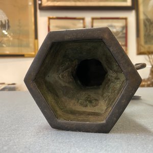 A Chinese archaic bronze vase, Xuande mark, Ming — 照片 9