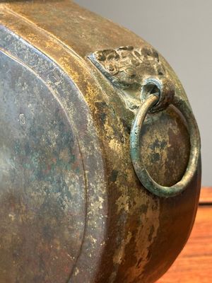 A Chinese archaic bronze vessel, 'Bianhu', Han — 照片 9
