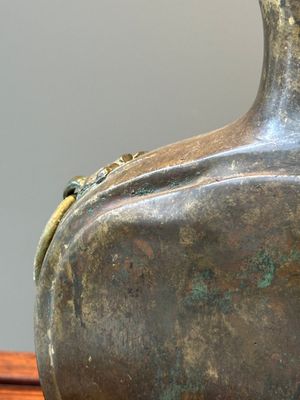 A Chinese archaic bronze vessel, 'Bianhu', Han — 照片 10