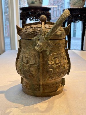 A Chinese archaic bronze wine vessel and cover with Taotie design, You 卣, late Shang — photo 1