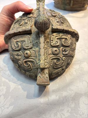A Chinese archaic bronze wine vessel and cover with Taotie design, You 卣, late Shang — photo 13
