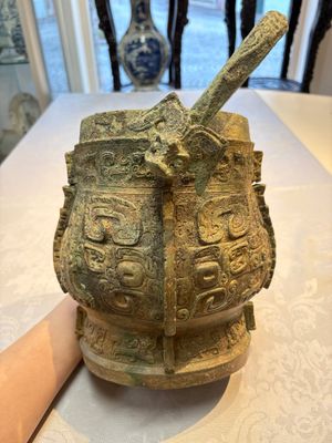 A Chinese archaic bronze wine vessel and cover with Taotie design, You 卣, late Shang — photo 2