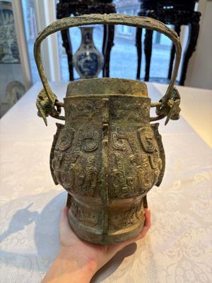 A Chinese archaic bronze wine vessel and cover with Taotie design, You 卣, late Shang — photo 3