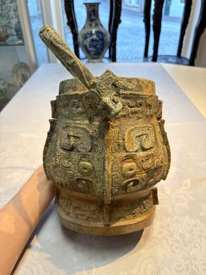 A Chinese archaic bronze wine vessel and cover with Taotie design, You 卣, late Shang — photo 4