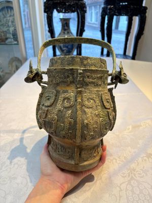 A Chinese archaic bronze wine vessel and cover with Taotie design, You 卣, late Shang — photo 5
