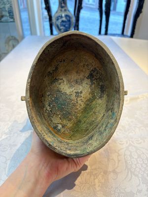 A Chinese archaic bronze wine vessel and cover with Taotie design, You 卣, late Shang — photo 7