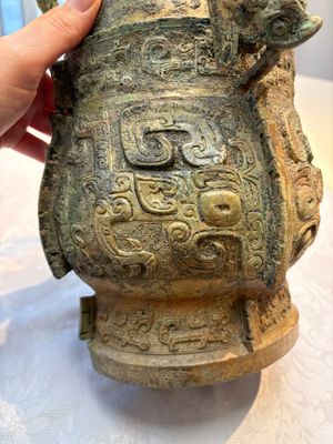 A Chinese archaic bronze wine vessel and cover with Taotie design, You 卣, late Shang — photo 9