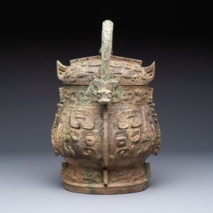A Chinese archaic bronze wine vessel and cover with Taotie design, You 卣, late Shang — photo 3