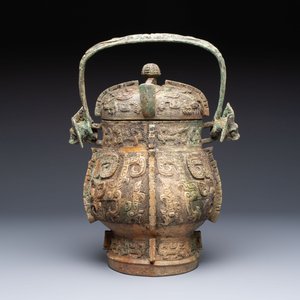 A Chinese archaic bronze wine vessel and cover with Taotie design, You 卣, late Shang — photo 4