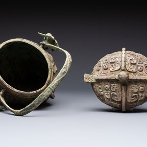 A Chinese archaic bronze wine vessel and cover with Taotie design, You 卣, late Shang — photo 5