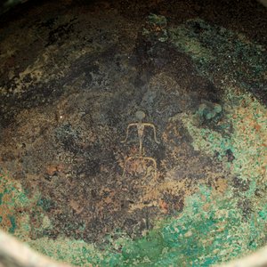 A Chinese archaic bronze wine vessel and cover with Taotie design, You 卣, late Shang — photo 8