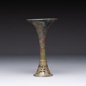 A Chinese archaic bronze wine vessel, 'gu 觚', early Shang — foto 1