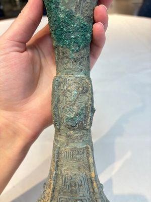 A Chinese archaic bronze wine vessel, Gu 觚, Shang — photo 11