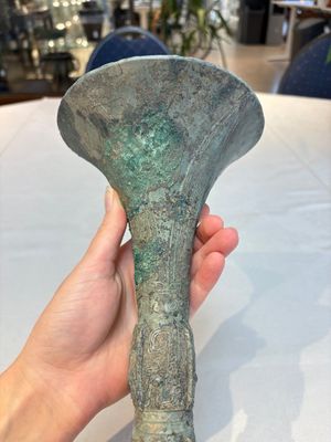A Chinese archaic bronze wine vessel, Gu 觚, Shang — photo 15