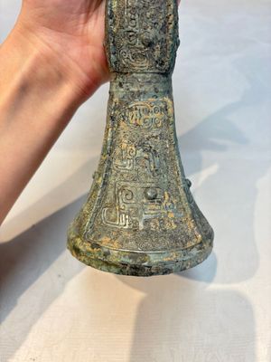 A Chinese archaic bronze wine vessel, Gu 觚, Shang — photo 16