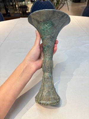 A Chinese archaic bronze wine vessel, Gu 觚, Shang — photo 2