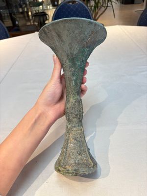 A Chinese archaic bronze wine vessel, Gu 觚, Shang — photo 3