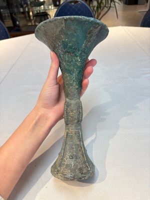 A Chinese archaic bronze wine vessel, Gu 觚, Shang — photo 4