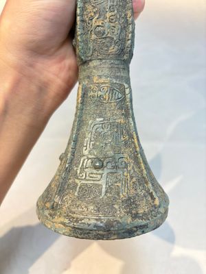 A Chinese archaic bronze wine vessel, Gu 觚, Shang — photo 7