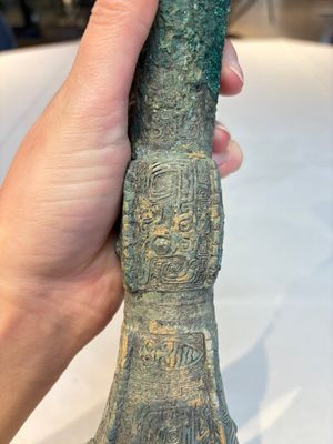 A Chinese archaic bronze wine vessel, Gu 觚, Shang — photo 8