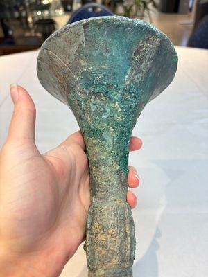 A Chinese archaic bronze wine vessel, Gu 觚, Shang — photo 9