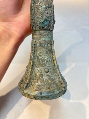 A Chinese archaic bronze wine vessel, Gu 觚, Shang — photo 10