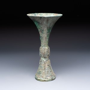 A Chinese archaic bronze wine vessel, Gu 觚, Shang — photo 1