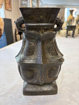 A Chinese archaic bronze wine vessel, 'Hu 壺', Ming — foto 1
