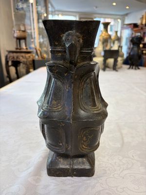 A Chinese archaic bronze wine vessel, 'Hu 壺', Ming — foto 2