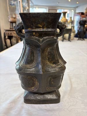 A Chinese archaic bronze wine vessel, 'Hu 壺', Ming — foto 3