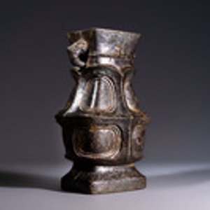 A Chinese archaic bronze wine vessel, 'Hu 壺', Ming — foto 1