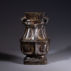 A Chinese archaic bronze wine vessel, 'Hu 壺', Ming — foto 2