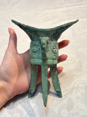 A Chinese archaic bronze wine vessel, Jiao 角, Shang/Zhou — photo 1