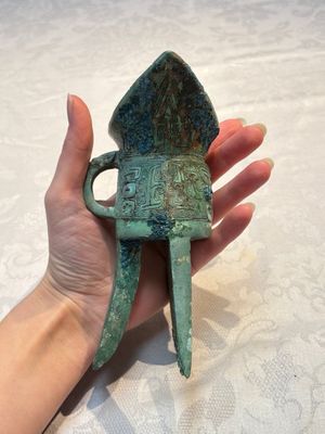 A Chinese archaic bronze wine vessel, Jiao 角, Shang/Zhou — photo 2