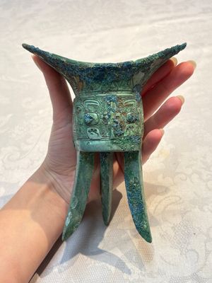 A Chinese archaic bronze wine vessel, Jiao 角, Shang/Zhou — photo 3