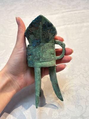 A Chinese archaic bronze wine vessel, Jiao 角, Shang/Zhou — photo 4