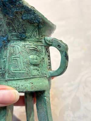 A Chinese archaic bronze wine vessel, Jiao 角, Shang/Zhou — photo 6
