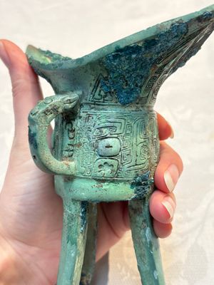 A Chinese archaic bronze wine vessel, Jiao 角, Shang/Zhou — photo 7