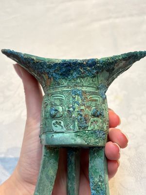 A Chinese archaic bronze wine vessel, Jiao 角, Shang/Zhou — photo 9