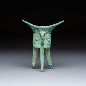 A Chinese archaic bronze wine vessel, Jiao 角, Shang/Zhou — photo 2
