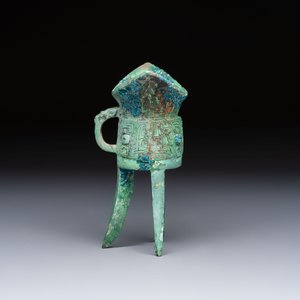 A Chinese archaic bronze wine vessel, Jiao 角, Shang/Zhou — photo 3